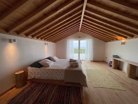 WiFi, bed sheets. Holiday Home 'Casa Baía Da Lagoa' with Sea View and Wi-Fi
