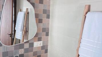 Dusche, Haartrockner, Handtücher, Seife