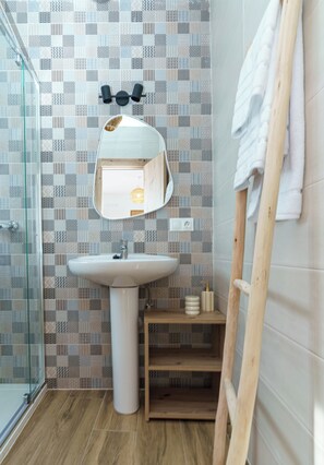 Dusche, Haartrockner, Handtücher, Seife