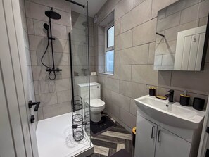 Shower, hair dryer, towels - The Signature Stay-Premium Living, everytime (Cardiff)