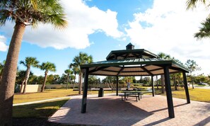 Outdoor dining - 4BR Grill  Resort Pool   Kids Rooms Near Disney 5129 (Kissimmee)