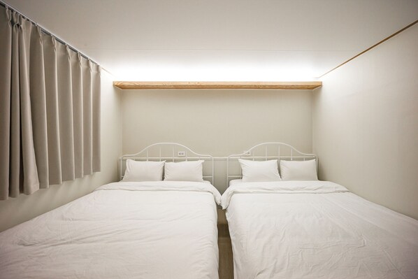 Basic Quadruple Room, 2 Queen Beds
