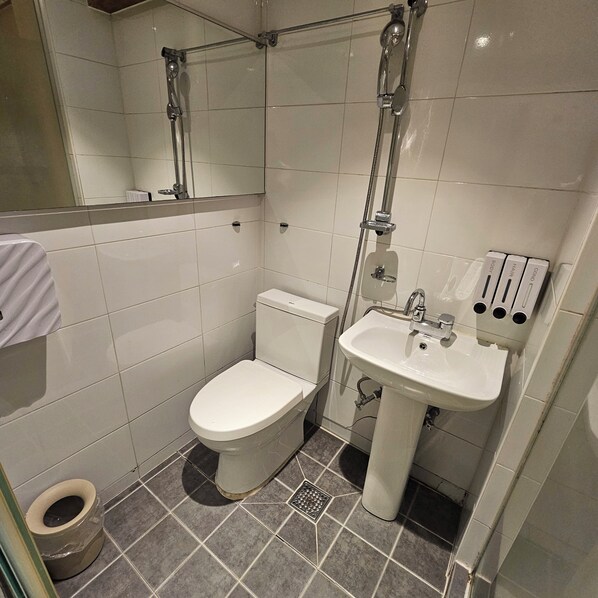 Habitación básica con 1 cama matrimonial o 2 individuales, 2 camas individuales | Baño | Secadora de cabello, toallas, shampoo, papel de baño 