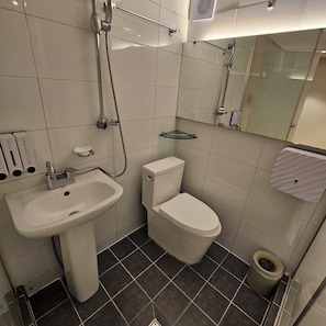 Basic Quadruple Room, Multiple Beds | Bathroom | Hair dryer, towels, shampoo, toilet paper - Di Alley Myeong-dong (Seoul)