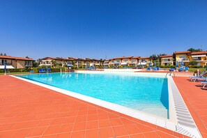 Seasonal outdoor pool - Montecolo Resort E7 by Wonderful Italy (Manerba del Garda)