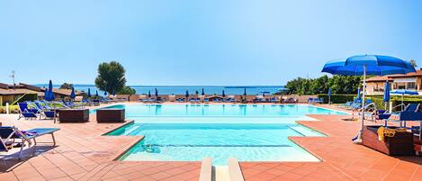 Piscine extérieure (ouverte en saison)