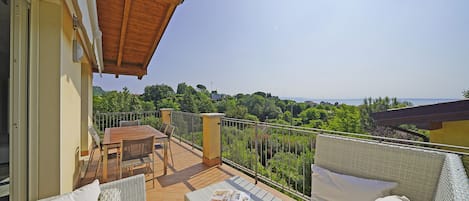 Apartment, Balcony | Outdoor dining