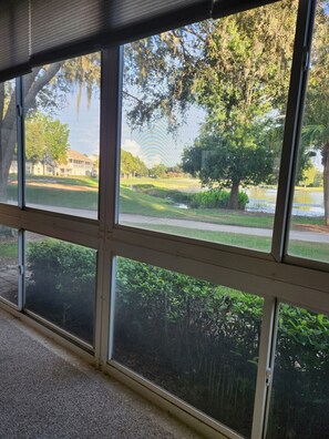 Ein Fenster mit Blick auf eine Wohngegend, mit Häusern und einem Park.