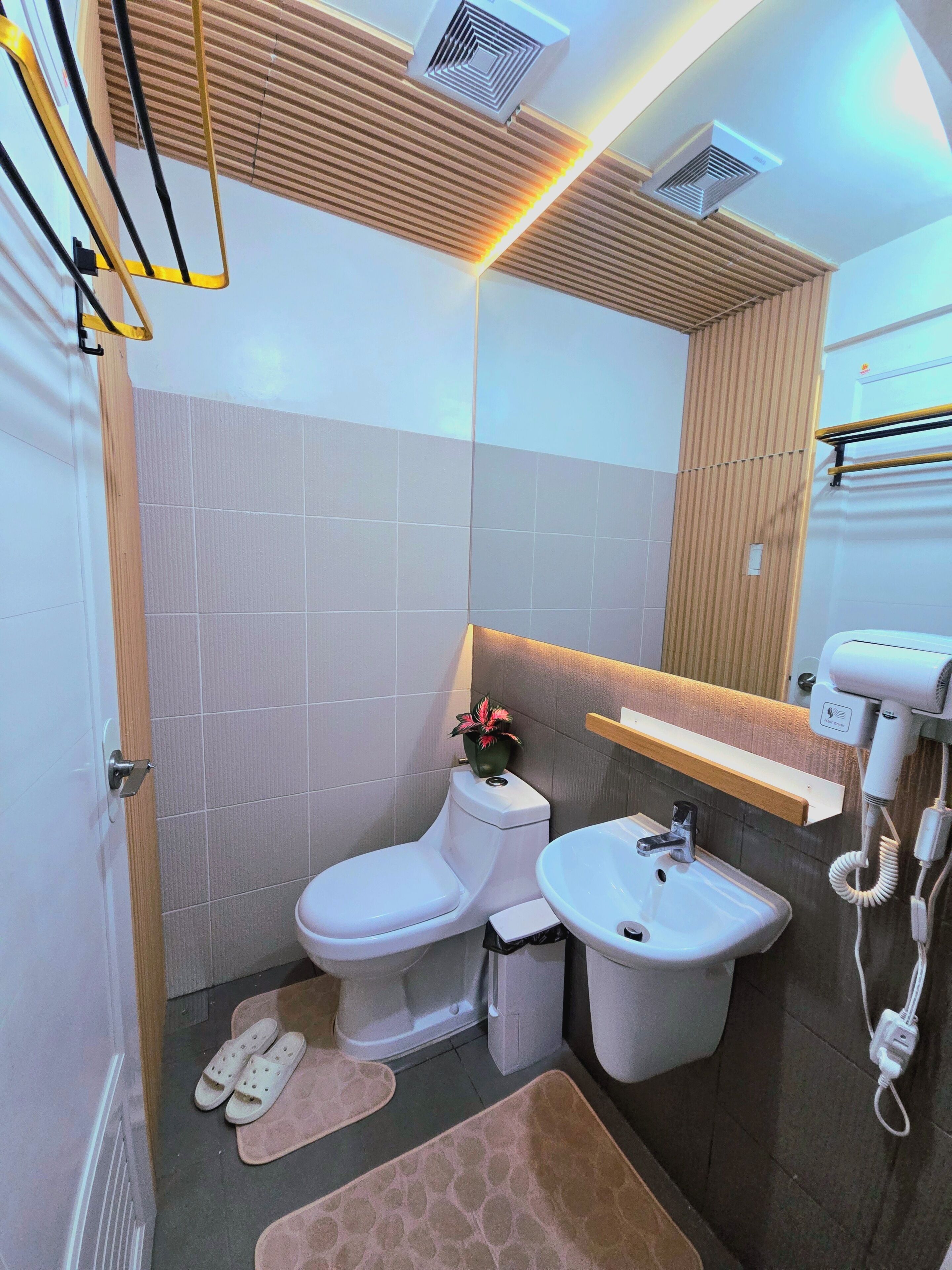 Deluxe Condo, City View | Bathroom | Slippers