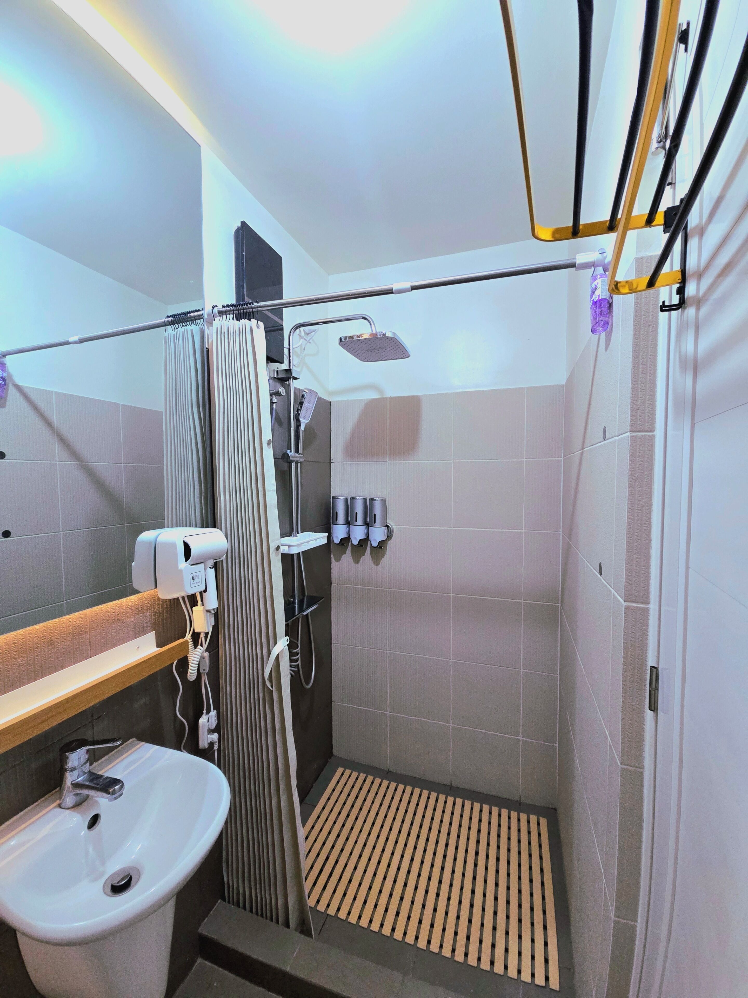 Condo Deluxe, vista a la ciudad | Baño | Pantuflas 