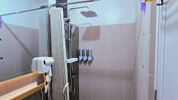 Condo Deluxe, vista a la ciudad | Baño | Pantuflas