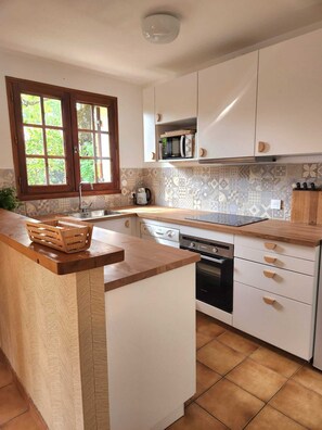 Private kitchen - Vrbo Property (Soulac-sur-Mer)