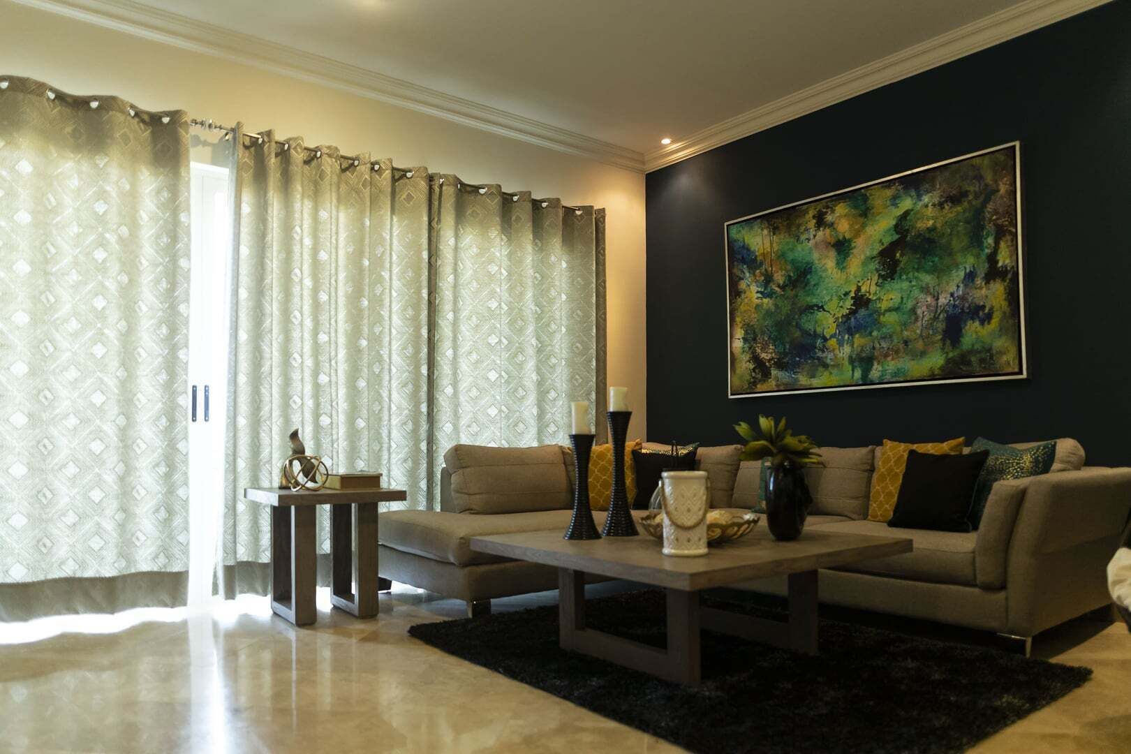 Un salon comprenant un canapé, une table basse et un tableau accroché au mur.