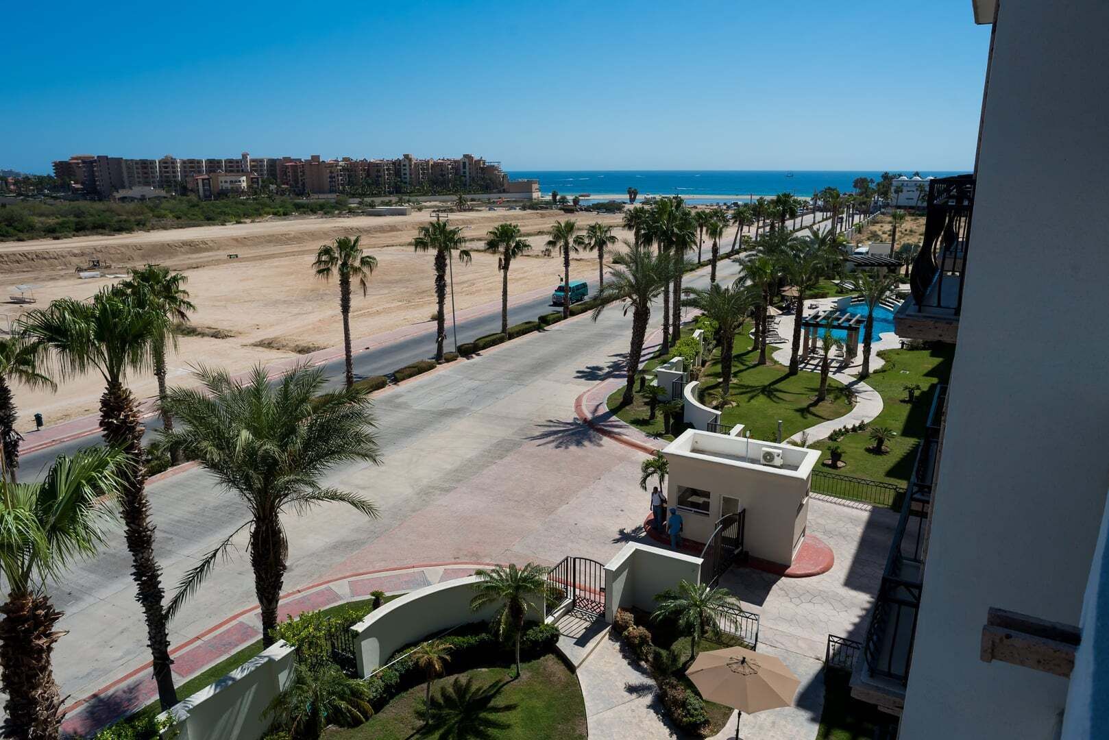 Ein Resort mit Pool, Palmen und Blick auf Strand und Meer.