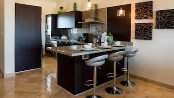 Departamento, varias camas, balcón, vista parcial al océano (Puerta Cabos Village PCV H502) | Cocina privada