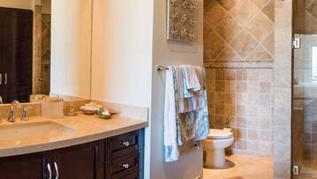 Departamento, varias camas, balcón, vista parcial al océano (Puerta Cabos Village PCV H502) | Baño | Toallas