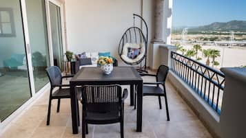 Departamento, varias camas, balcón, vista parcial al océano (Puerta Cabos Village PCV H502) | Vista desde la habitación
