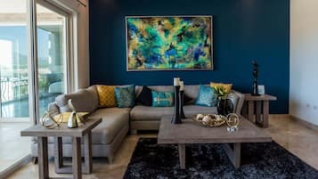 Departamento, varias camas, balcón, vista parcial al océano (Puerta Cabos Village PCV H502) | Área de sala de estar