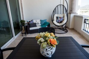 Appartement, plusieurs lits, balcon, vue partielle sur l'océan (Puerta Cabos Village PCV H502) | Terrasse/Patio