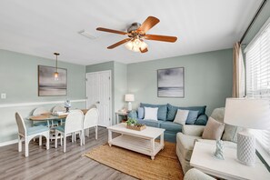 Smart TV, DVD player, books - Cozy 2 bedroom 2 bathroom condo on the beautiful West Beach at Gulf Shores (Gulf Shores)