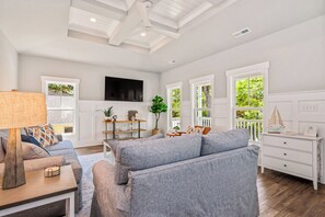 TV, books - After Dune Delight: Quiet Location Near Scenic Beach Walkover (Oak Island)