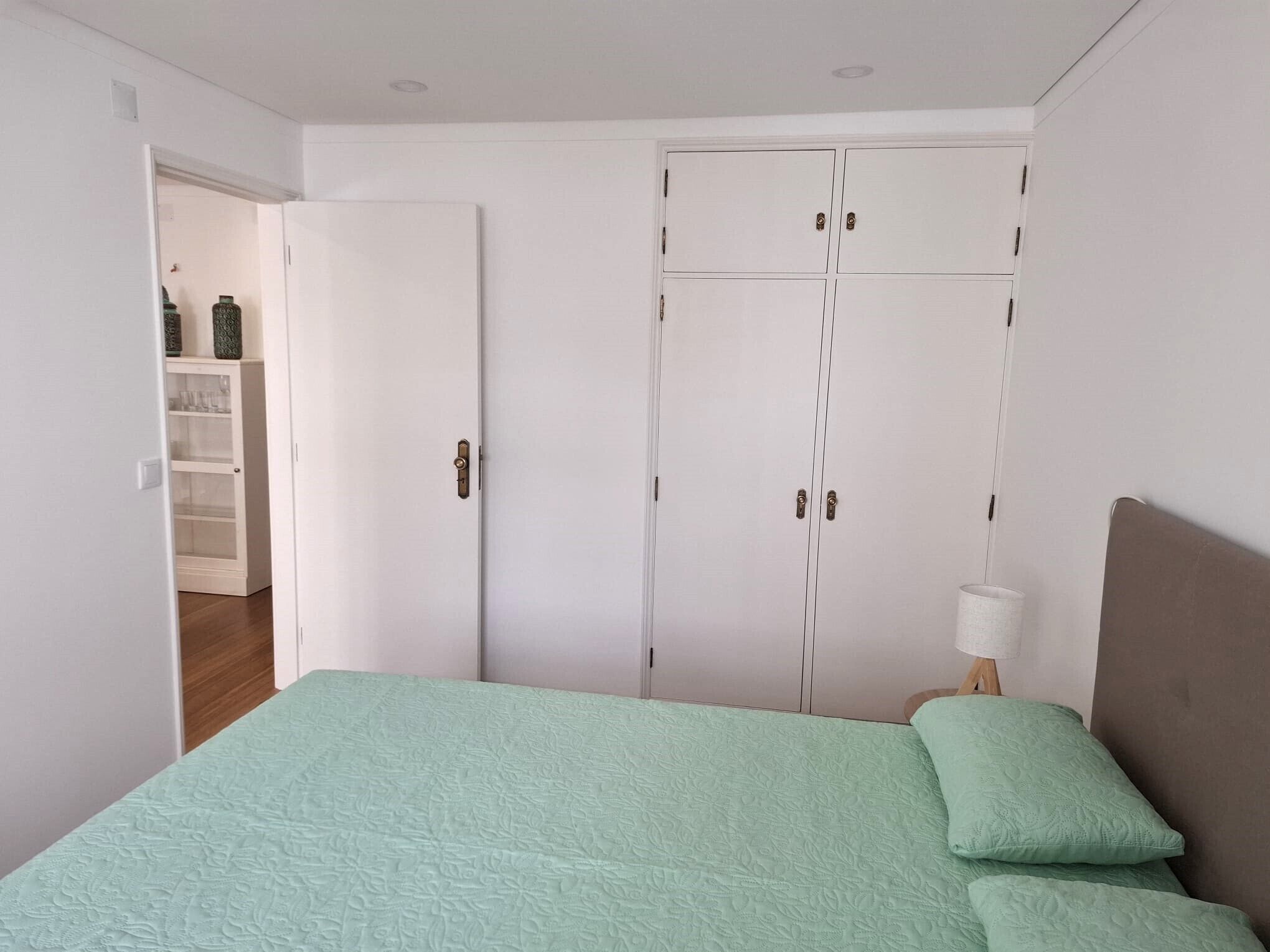 Iron/ironing board, Internet, bed sheets