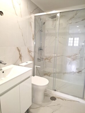 Hair dryer, towels, toilet paper - Vrbo Property (Guimarães)