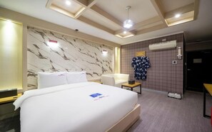 Deluxe Double Room | Desk, laptop workspace, blackout drapes, free WiFi - hotel mugja .com (namgu)
