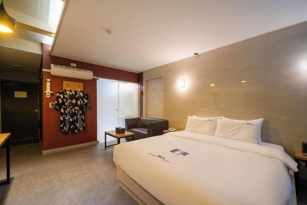 Deluxe Double Room | Desk, laptop workspace, blackout drapes, free WiFi