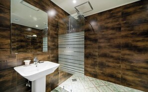 Deluxe Twin Room, Park View | Bathroom | Free toiletries, hair dryer, slippers, towels - hotel mugja .com (namgu)