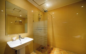Articles de toilette gratuits, sĂšche-cheveux, chaussons