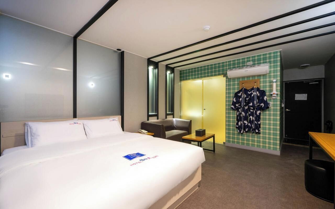 Deluxe Twin Room, Park View | Desk, laptop workspace, blackout drapes, free WiFi