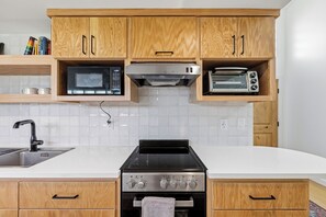 Private kitchen - Luxury Casita: Private 1-Bedroom Gem with Bright Glassblock Everywhere (Austin)