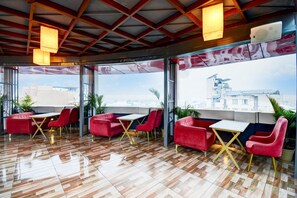 Outdoor dining - Townhouse Shobhagpura Fragrance Hotel (Udaipur)