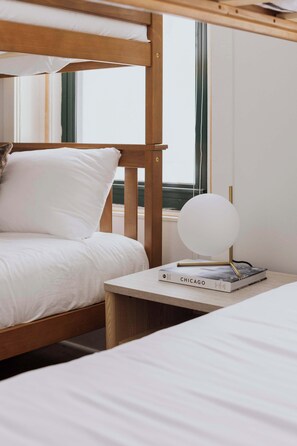 Iron/ironing board, travel cot, WiFi, bed sheets - Designer Loft 3W | Heart of Gold Coast/River North (Chicago)