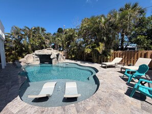 Una piscina al aire libre, una piscina climatizada