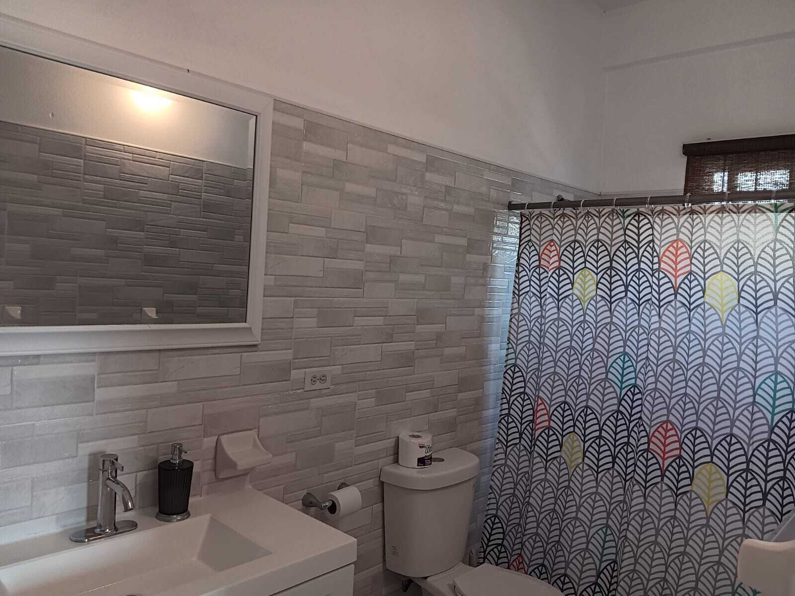 Douche, serviettes fournies, savon, papier toilette