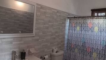 Douche, serviettes fournies, savon, papier toilette