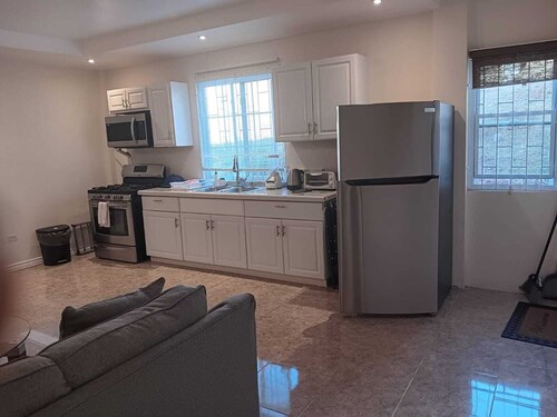 Unwind at our bright and breezy Prospect loft- your island escape for relaxation