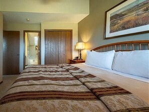 Tabla de planchar con plancha, internet y ropa de cama 
