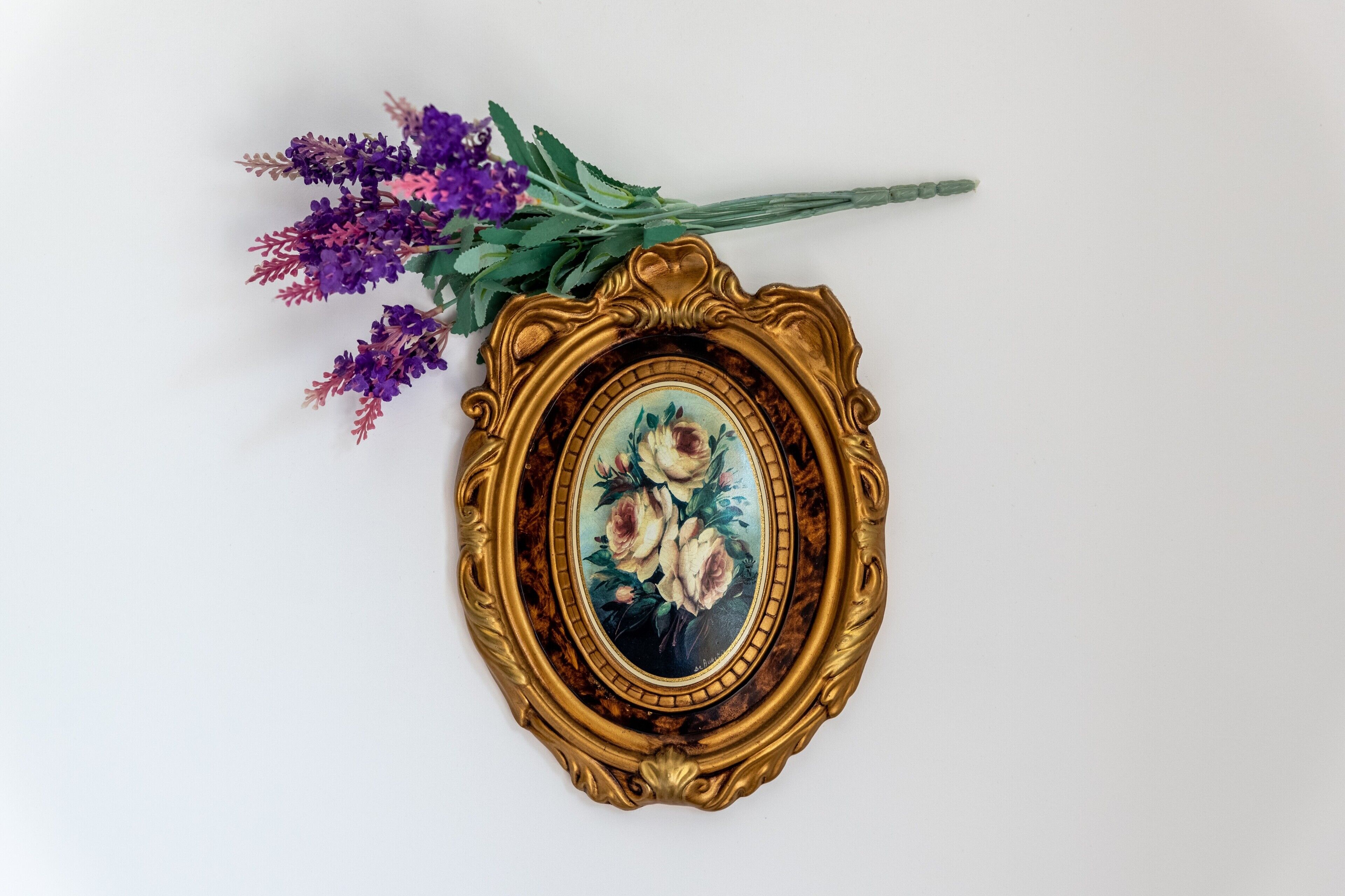 Una obra de arte enmarco con un diseño floral.