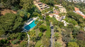 An aerial view of a residential area with a swimming pool surrounded by lush greenery and palm trees. - 223 Le Gla Euls in Golfe Juan (Vallauris)