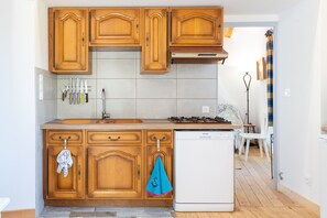 Réfrigérateur, four à micro-ondes, un four, surface de cuisson