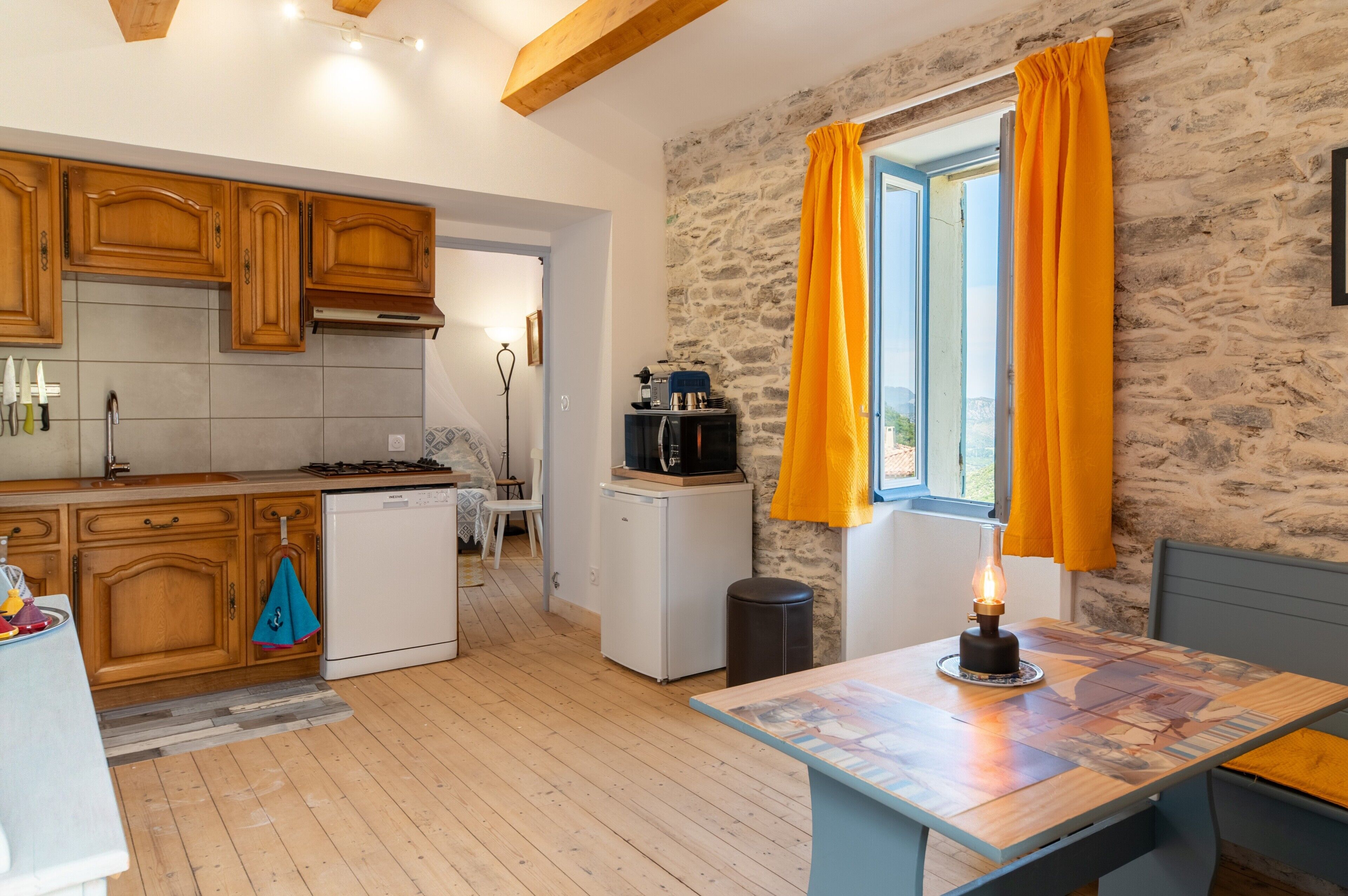 Frigorifero, microonde, forno, piano cottura