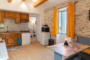 Réfrigérateur, four à micro-ondes, un four, surface de cuisson
