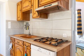 Frigorífic, microones, forn i placa de cuina 