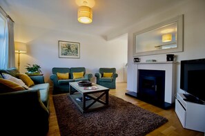 Living area - Smart and Comfortable Cambridge House (Cambridge)