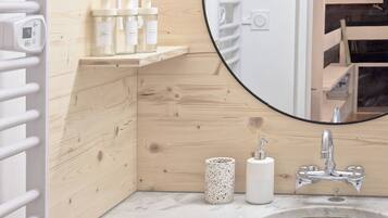 Sèche-cheveux, serviettes fournies, savon, papier toilette