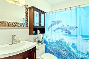 Bathroom - Anna Maria Island 4BR 2BA BBQ Mini Golf Sleep 16 (Bradenton)