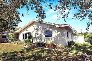 Exterior - Anna Maria Island 4BR 2BA BBQ Mini Golf Sleep 16 (Bradenton)